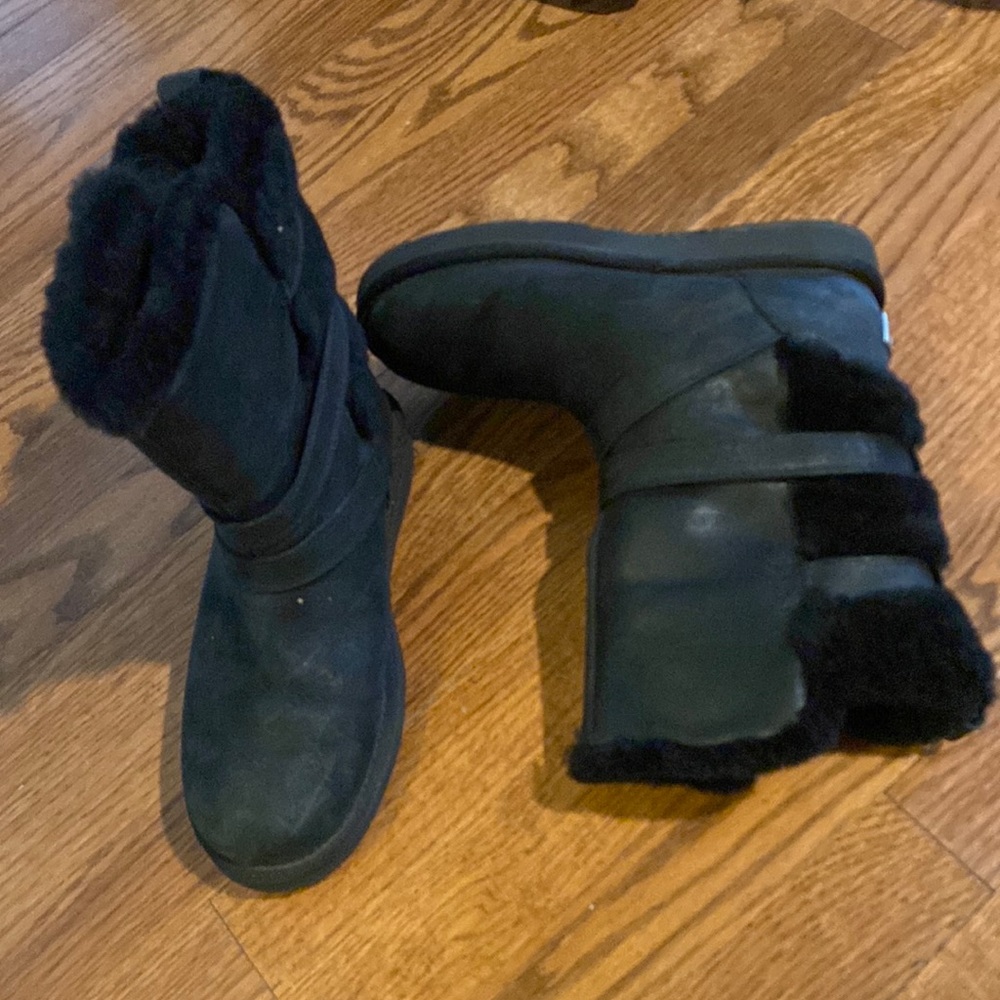 Black Uggs size 6 / perfect condition pics show dust / no discoloration or flaws